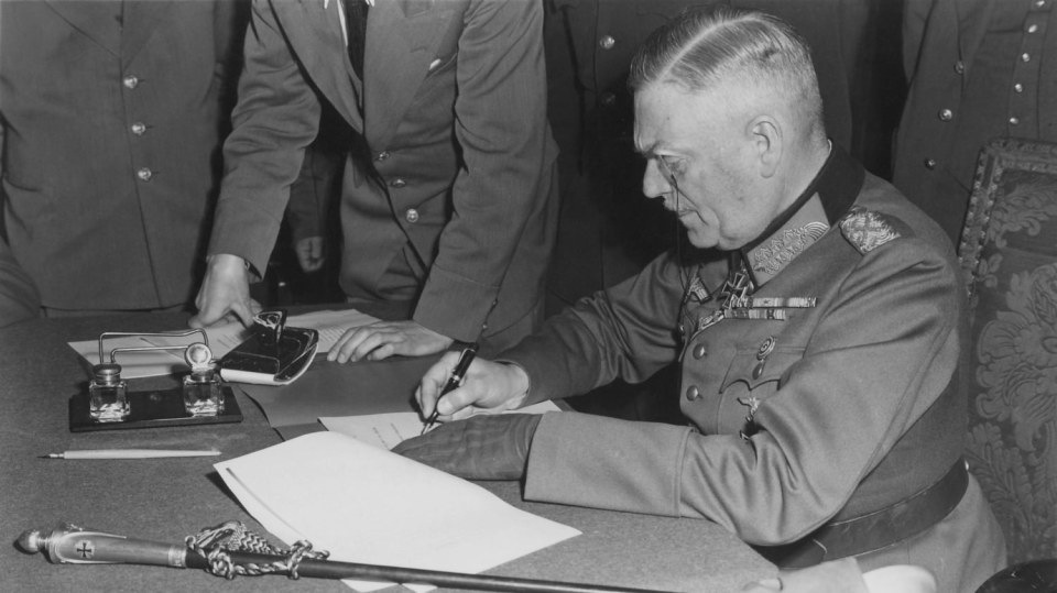 Polní maršál Wilhelm Keitel posepisuje 8. května 1945 kapitulaci nacistického Německa.